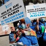 Varias decenas de regantes y agricultores procedentes de Alicante, Almería y Murcia durante una concentración a las puertas del Ministerio para la Transición Ecológica y el Reto Demográfico (Miteco) en Madrid