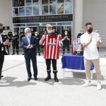 Cerezo, Simeone y Koke entregan una camiseta al jefe de la UME, teniente general Martínez Meijide
