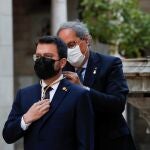 El expresidente de la Generalitat Quim Torra (detrás) junto a Pere Aragonès, investido presidente de la Generalitat el pasado viernes con los votos de ERC, JxCat y la CUP, durante su toma de posesión en un acto institucional en el Palau de la Generalitat, este lunes en Barcelona.