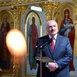 El presidente de Bielorrusia, Alexander Lukashenko, en una imagen de archivo en catedral en Turau