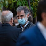 El expresidente de la Generalitat, José Montilla (i), habla con el presidente de Òmnium Cultural, Jordi Cuixart (c), durante la toma de posesión de Pere Aragonès