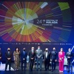 El gerente de Málaga Procultura y director del Festival de Málaga, Juan Antonio Vigar (d) y el alcalde de Málaga, Francisco de la Torre(5i), junto a diferentes patrocinadores y demás autoridades, durante la presentación del 24º Festival de Cine en Español de Málaga
