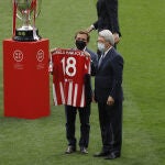 José Luis Martínez Almeida y Enrique Cerezo durante la entrega del trofeo de Liga al Atlético de Madrid en el Wanda Metropolitano.