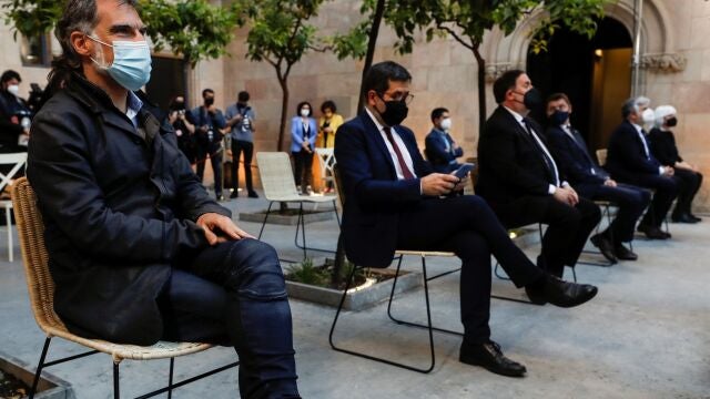 (De izq a der) El presidente de Omnium Cultural, Jordi Cuixart; el secretario general de JxCat, Jordi Sànchez (2i), el presidente de ERC y ex vicepresidente de la Generalitat, Oriol Junqueras, y el nuevo presidente de la Generalitat, Pere Aragonès