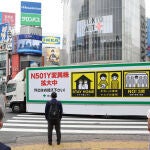 Camiones alertan a la población Tokio: "La variante del coronavirus N501Y se está extendiendo. ¡Por favor, absténgase de salir!. Stanislav Kogiku/SOPA Images via / DPA