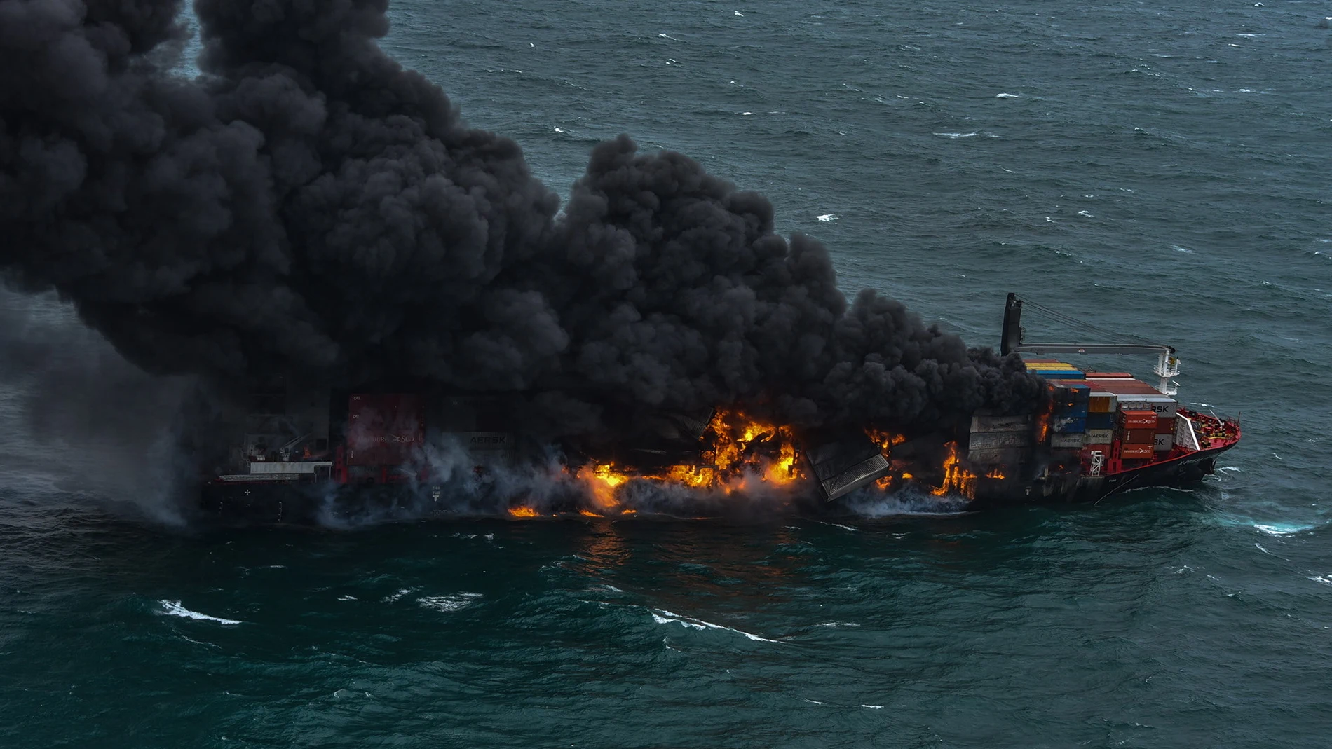 El “X-Press Pearl” transportaba 1.486 contenedores con 25 toneladas de ácido nítrico, otros productos químicos