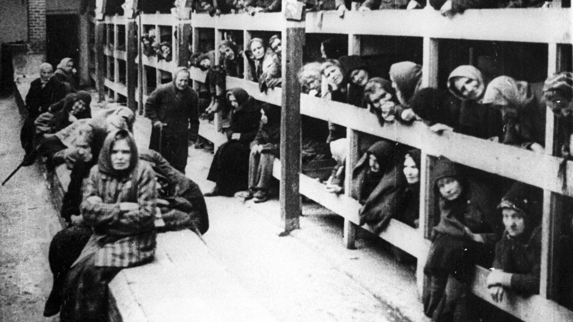 Fotografía de archivo con fecha desconocida que muestra a prisioneros judíos en el campo de concentración nazi de Auschwitz, en Polonia