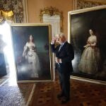 Carlos Fitz-James Stuart y Martínez de Irujo, Duque de Alba, posa junto a varios de los cuadros que forman parte de la exposición temporal "Eugenia Emperatriz" . EFE/ Javier Lizon
