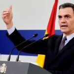 El presidente de Gobierno, Pedro Sánchez, durante la rueda de prensa ofrecida hoy tras participar en la reunión extraordinaria del Consejo Europeo en Bruselas
