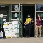 Una mujer entra a la clínica de vacunación masiva COVID-19 de Ohio en la Universidad Estatal de Cleveland