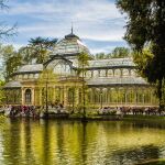 El Palacio de Cristal es uno de los edificios más visitados del retiro.
