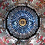 Imagen del experimento CMS, uno de los que está llevando a cabo búsquedas de materia oscura en el LHC, el gran acelerador de partículas del CERN. La imagen muestra varios de los detectores del experimento, organizados en forma de “capas de cebolla”: las partículas salen del centro, van atravesando las diversas capas y dejan información en cada una sobre su identidad y la energía que transportan.