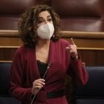 La ministra portavoz y ministra de Hacienda, María Jesús Montero, interviene en una sesión de control al Gobierno