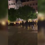 Momento en el que los ultras del Lechia Gdansk atacan a aficionados del Manchester United.