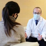 El doctor José Manuel Pérez junto a una paciente