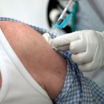 Un hombre recibe la vacuna de Pfizer en el pabellón de Expocoruña en La Coruña, donde ha comenzado la vacunación de los vecinos del área sanitaria de 75 a 79 años. EFE/ oncho Fuentes