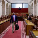 El portavoz parlamentario de Vox, Manuel Gavira, a su llegada a la sesión plenaria