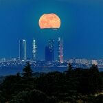 GRAF7591. TORRELODONES (MADRID), 26/05/2021.- Superluna roja sobre las Torres Espacio, en Madrid, vista desde la localidad de la sierra madrileña de Torrelodones. EFE/Ismael Herrero