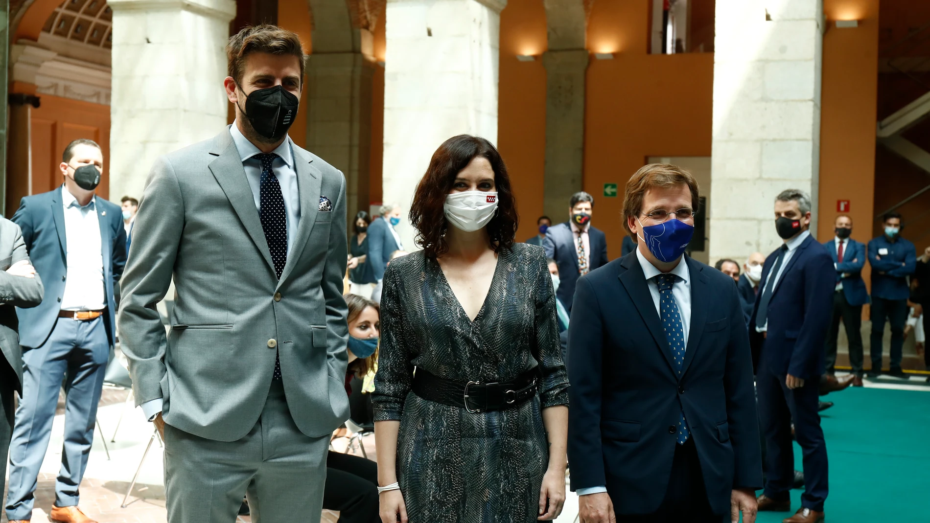 Gerard Piqué, Isabel Díaz Ayuso y José Luis Martínez-Almeida.