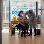 Una mujer recibe la vacuna en el Complejo Hospitalario Universitario de Ourense (CHUO).