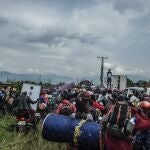 Miles de personas intentaron huir por las principales carreteras de Goma, la mayoría a pie