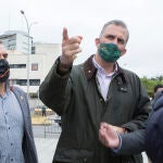 El diputado nacional de Vox, Julio Utrilla; el secretario general de Vox, Javier Ortega Smith y el diputado nacional de Vox, Tomás Fernández, durante la comparecencia de Ortega Smith, en la Plaza de España de Melilla el pasado día 27 de mayo