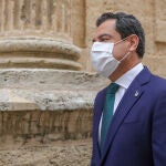 El presidente de la Junta de Andalucía, Juanma Moreno, a su llegada a la sesión de control al gobierno en el Pleno del Parlamento de Andalucía