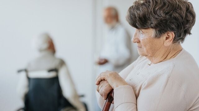 Una persona mayor en una residencia de ancianos