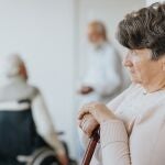 Una persona mayor en una residencia de ancianos