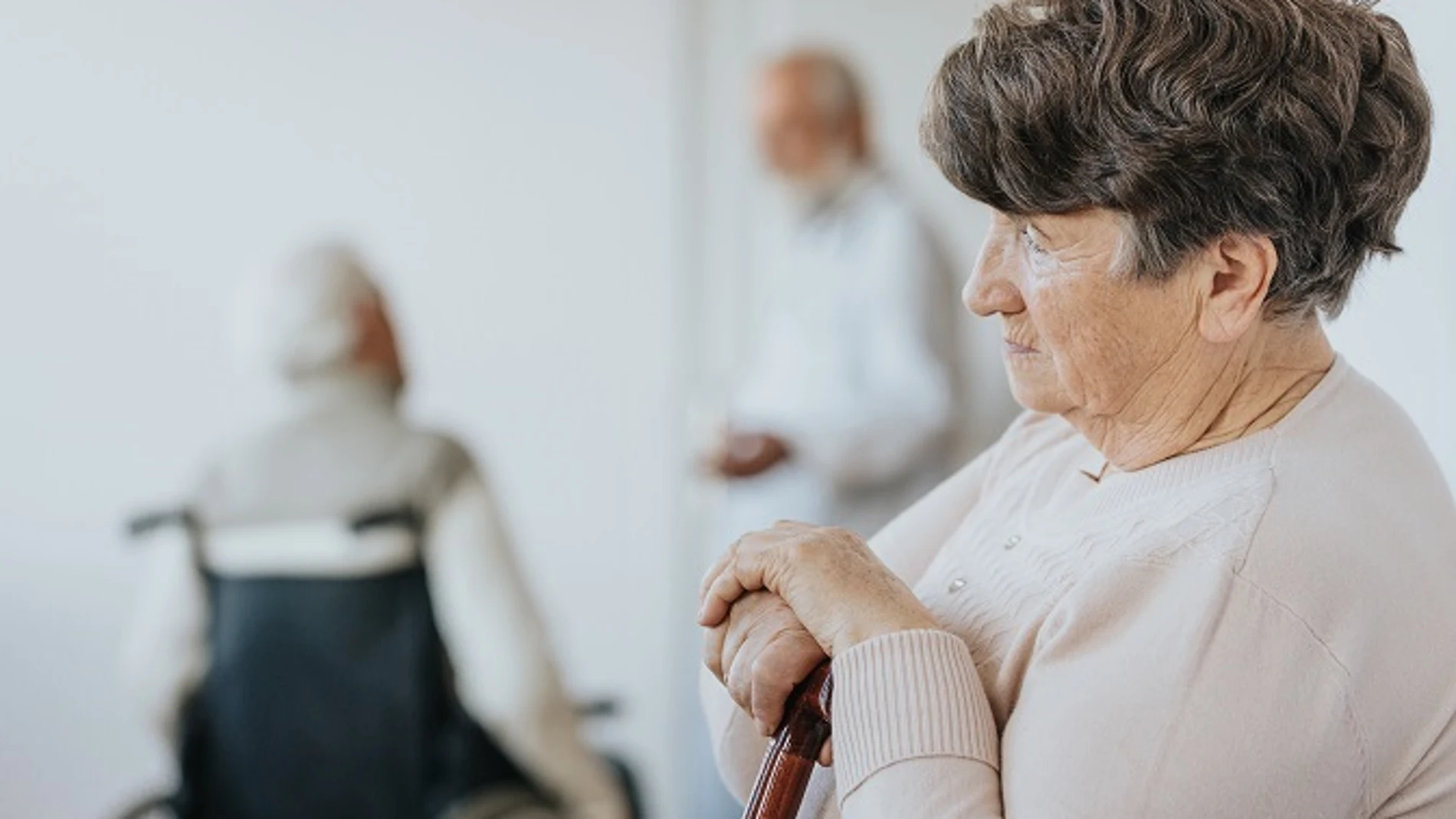 Una persona mayor en una residencia de ancianos