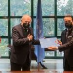 Entrega de la placa de Unitar a Unicaja Banco