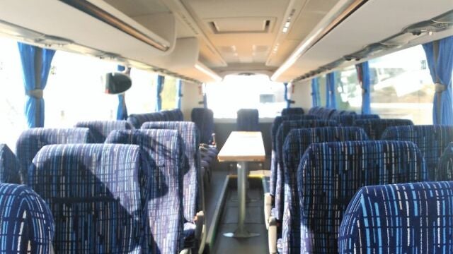 Autobús con asientos vacíos