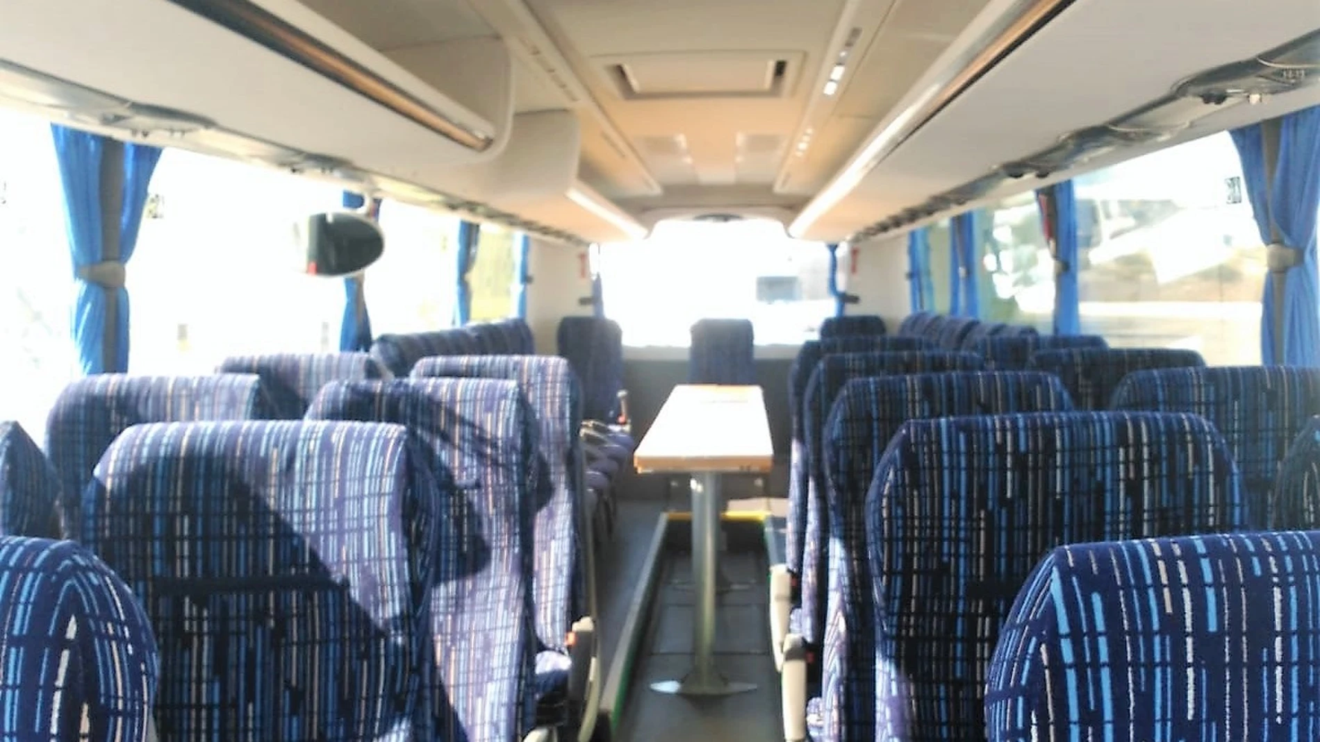 Autobús con asientos vacíos