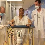 Una paciente camina por los pasillos del hospital con el caminador doméstico creado en Vall d'Hebron tras someterse a un trasplante de pulmón
