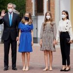 GRAF8466. MADRID, 28/05/2021.- Los reyes Felipe VI (i) y Letizia (d) acompañan a su hija, la princesa Leonor (2i) junto a su hermana, la infanta Sofía (2d) antes de recibir el sacramento de la confirmación junto a sus compañeros de clase en la Iglesia de la Asunción de Nuestra Señora en Madrid este viernes. EFE/Ballesteros