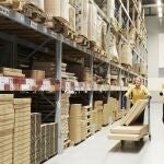 Dos trabajadoras de Ikea en un almacén de la compañía