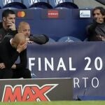 Pep Guardiola se lamenta durante la final de Champions League entre Manchester City y Chelsea.