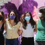 La diputada de Unidas Podemos en la Asamblea de Madrid, Alejandra Jacinto; la ministra de Igualdad, Irene Montero; la ministra de Derechos Sociales, Ione Belarra, y la portavoz nacional de Podemos, Isa Serra, durante el acto por el que Belarra ha presentado su candidatura para liderar el partido