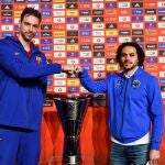 Gasol y Shane Larkin, con el trofeo de la Euroliga