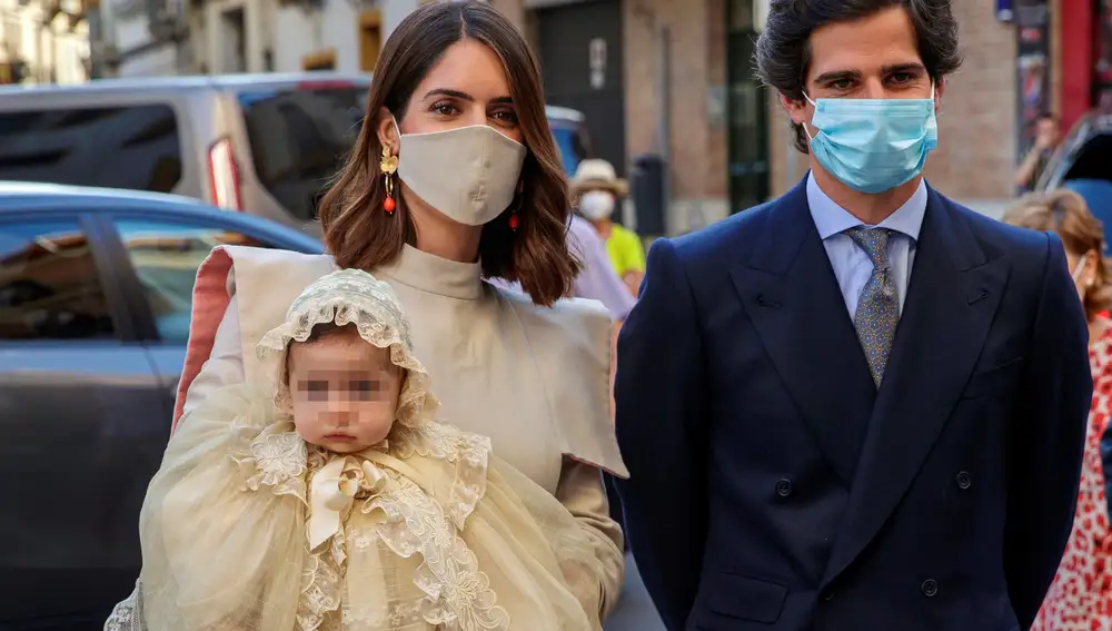 Fernando Fitz-James Stuart y Sofía Palazuelo, duques de Huéscar, con su hija Rosario Fitz-James Stuart en brazos a su llegada esta tarde a la Parroquia de San Román de Sevilla, donde la bisnieta de la Duquesa de Alba ha sido bautizada.