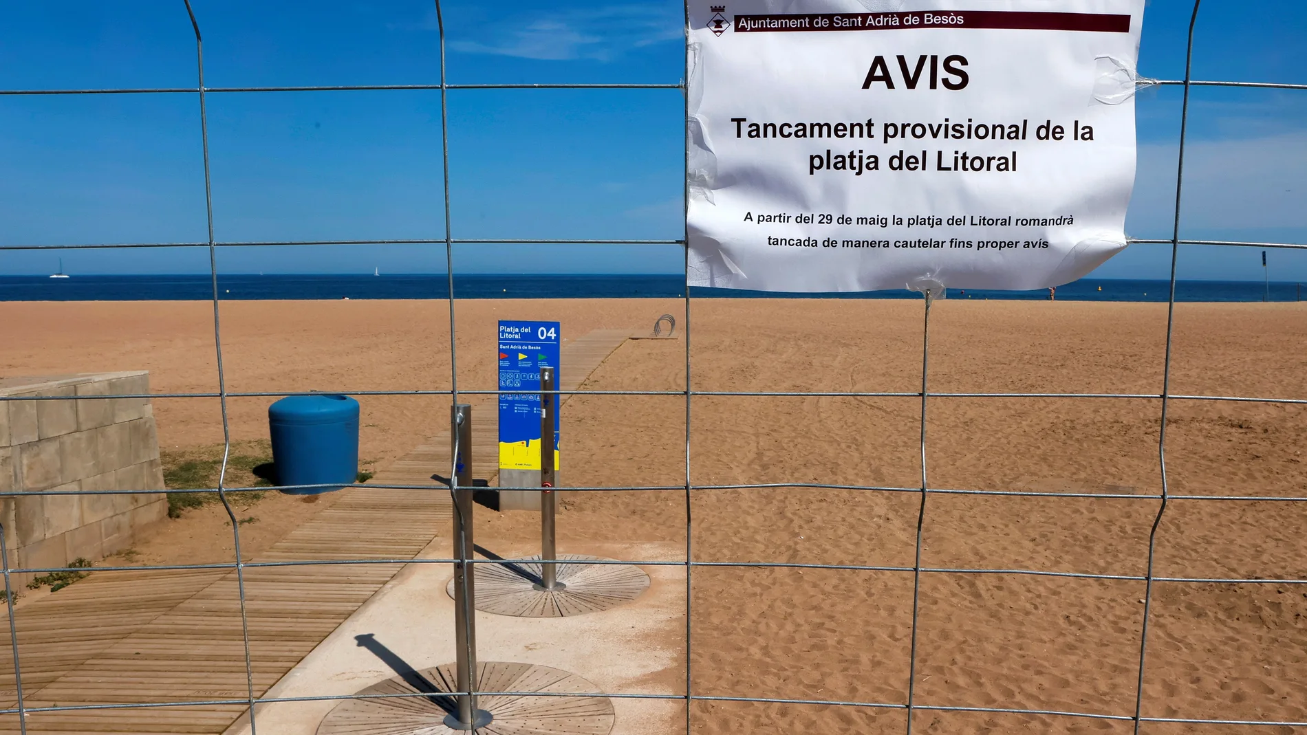 Una playa cerrada en el área metropolitana de Barcelona