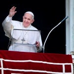 El Papa Francisco durante el rezo del Ángelus desde la plaza de San Pedro