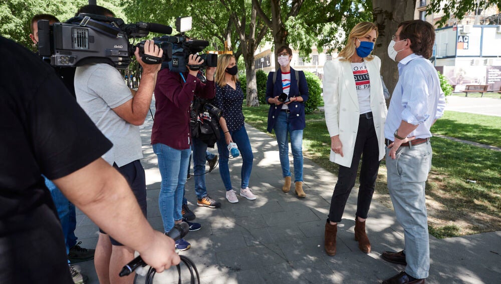 El alcalde de Madrid, José Luis Martínez-Almeida (d), y la vicesecretaria de Organización del PP y presidenta del PP de Navarra, Ana Beltrán (i)