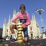 Egan Bernal posa con la maglia rosa y el trofeo "Infinito", que premia al ganador del Giro