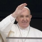 Papa Francisco saluda a la plaza de San Pedro del Vaticano