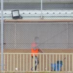Un funcionario de prisiones limpiando