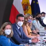 El presidente del Gobierno de España, Pedro Sánchez, acompañado de las vicepresidentas Nadia Calviño, Yolanda Díaz y Teresa Ribera y la ministra de Asuntos Exteriores, Arancha González Laya, entre otros, durante la XIII cumbre hispano-polaca