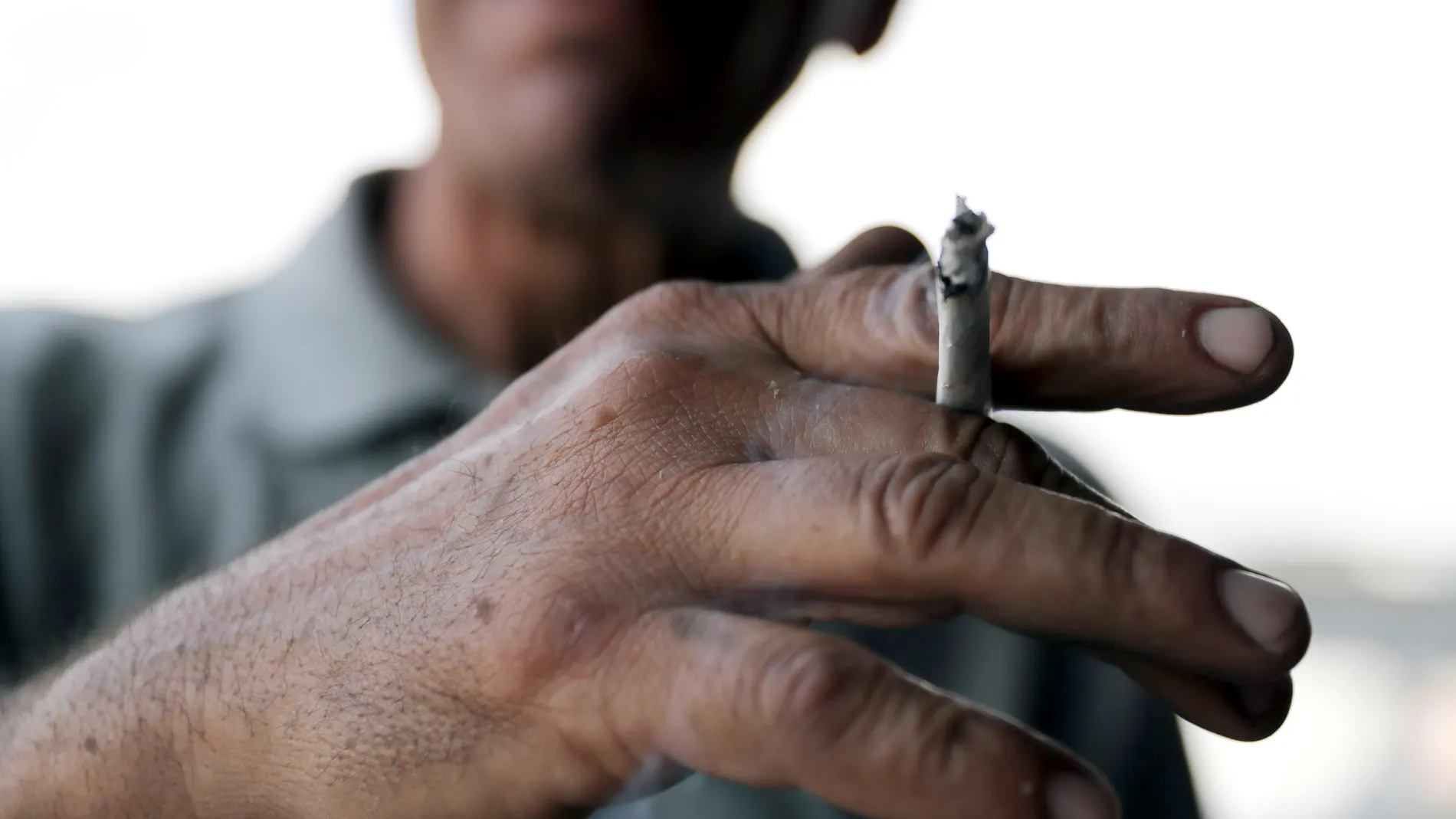 Un hombre fuma un cigarrillo