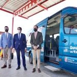 El consejero de Fomento y Medio Ambiente, Juan Carlos Suárez-Quiñones, presenta el bono rural de transporte gratuito que la Junta está implantando progresivamente en las zonas rurales. Asiste el presidente de la Diputación de Valladolid, Conrado Íscar y el alcalde de Medina de Rioseco, David Esteban