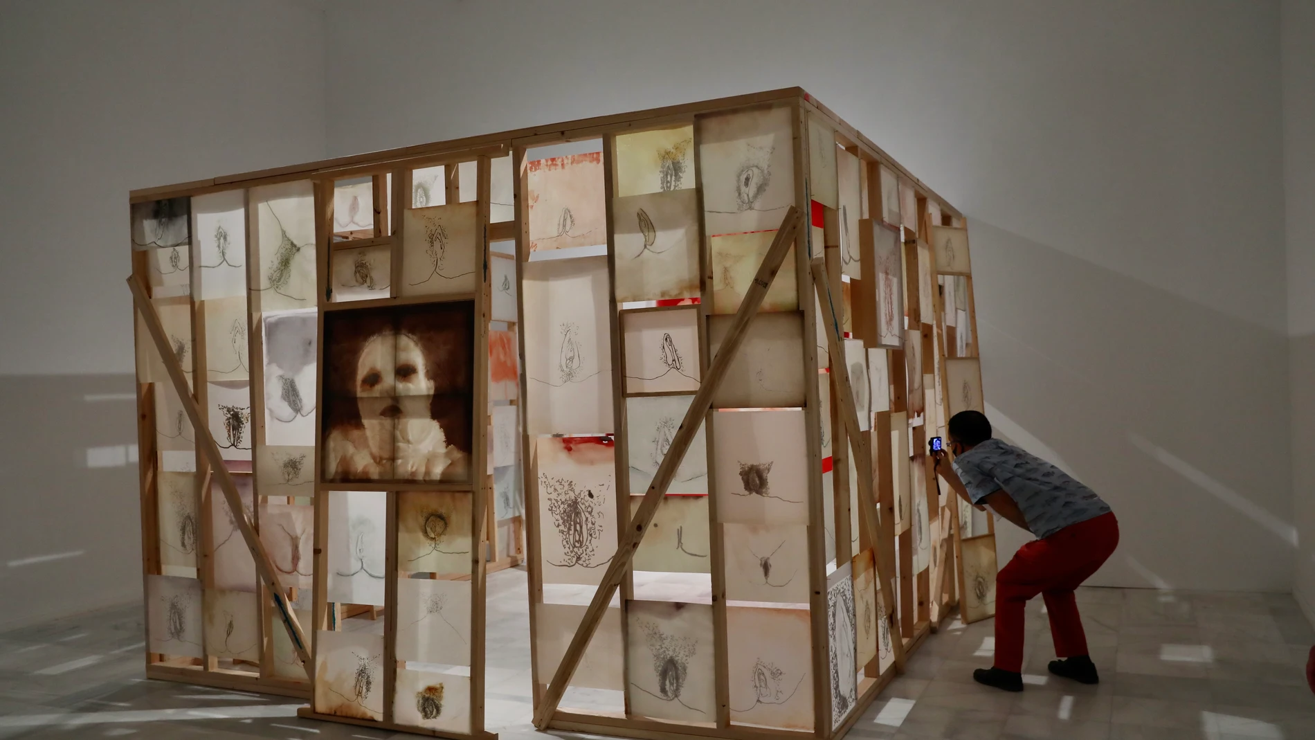 Exposición de Ida Applebroog en el museo Reina Sofía, celebrada en 2021